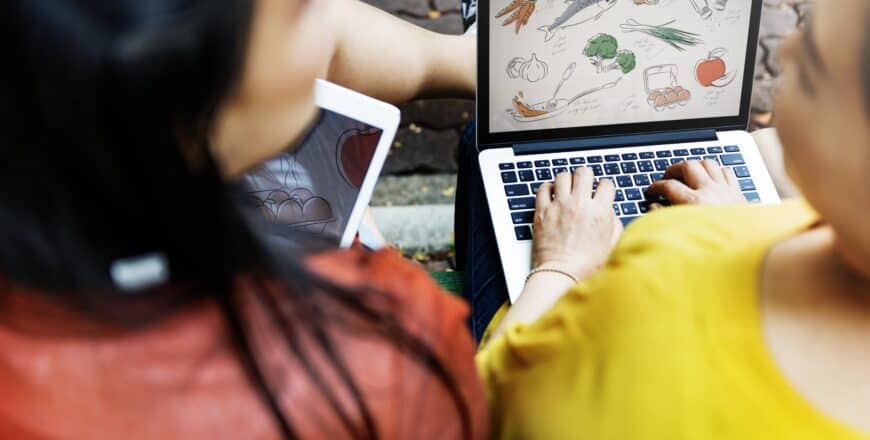 mother-daughter-casual-adorable-heppiness-life-concept-min