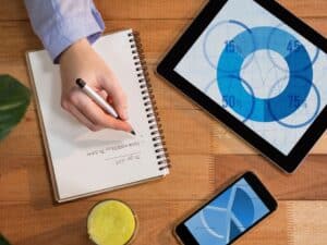 profesion-datos-reflejo-lente-simbolo-dinero_1134-1414