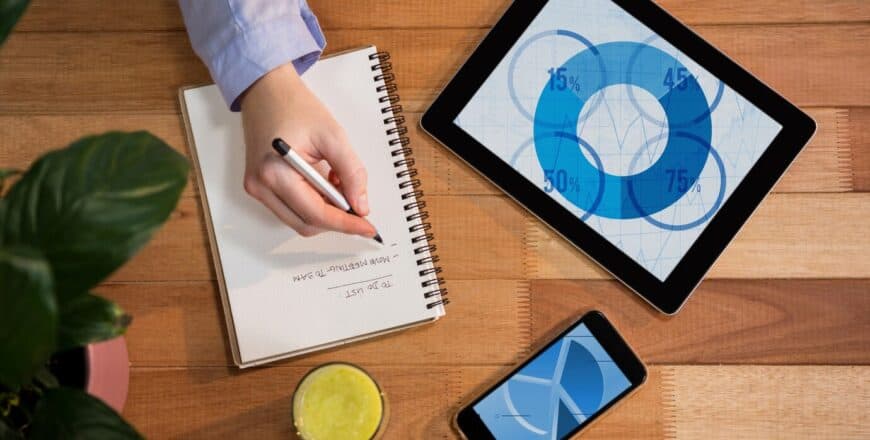 profesion-datos-reflejo-lente-simbolo-dinero_1134-1414